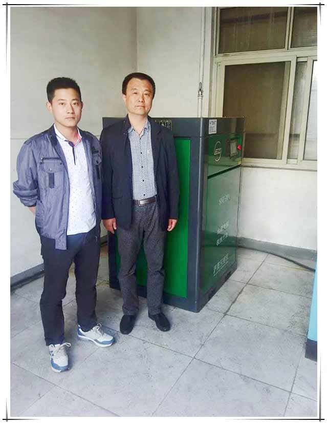 客戶與薩震空壓機合影