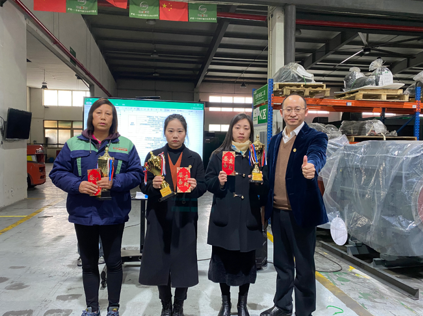 積分前三與薩震總經(jīng)理程總合影